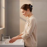 Large hair claw clip in a glossy black finish - View 6 | Lwiis