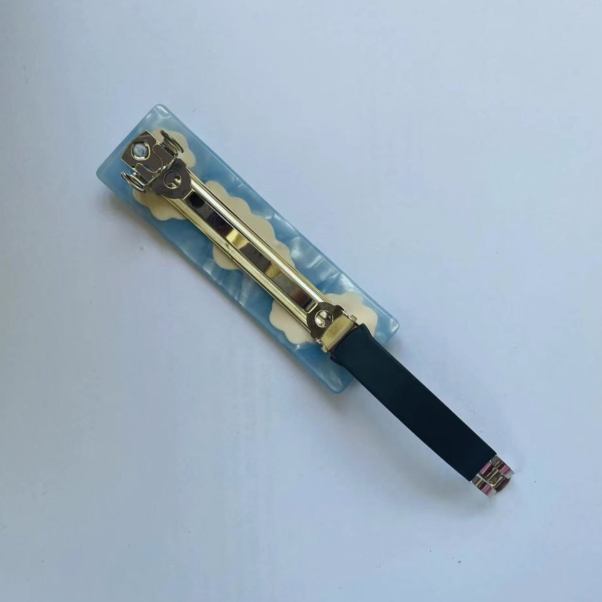 A close-up of the metal clasp on the barrette.