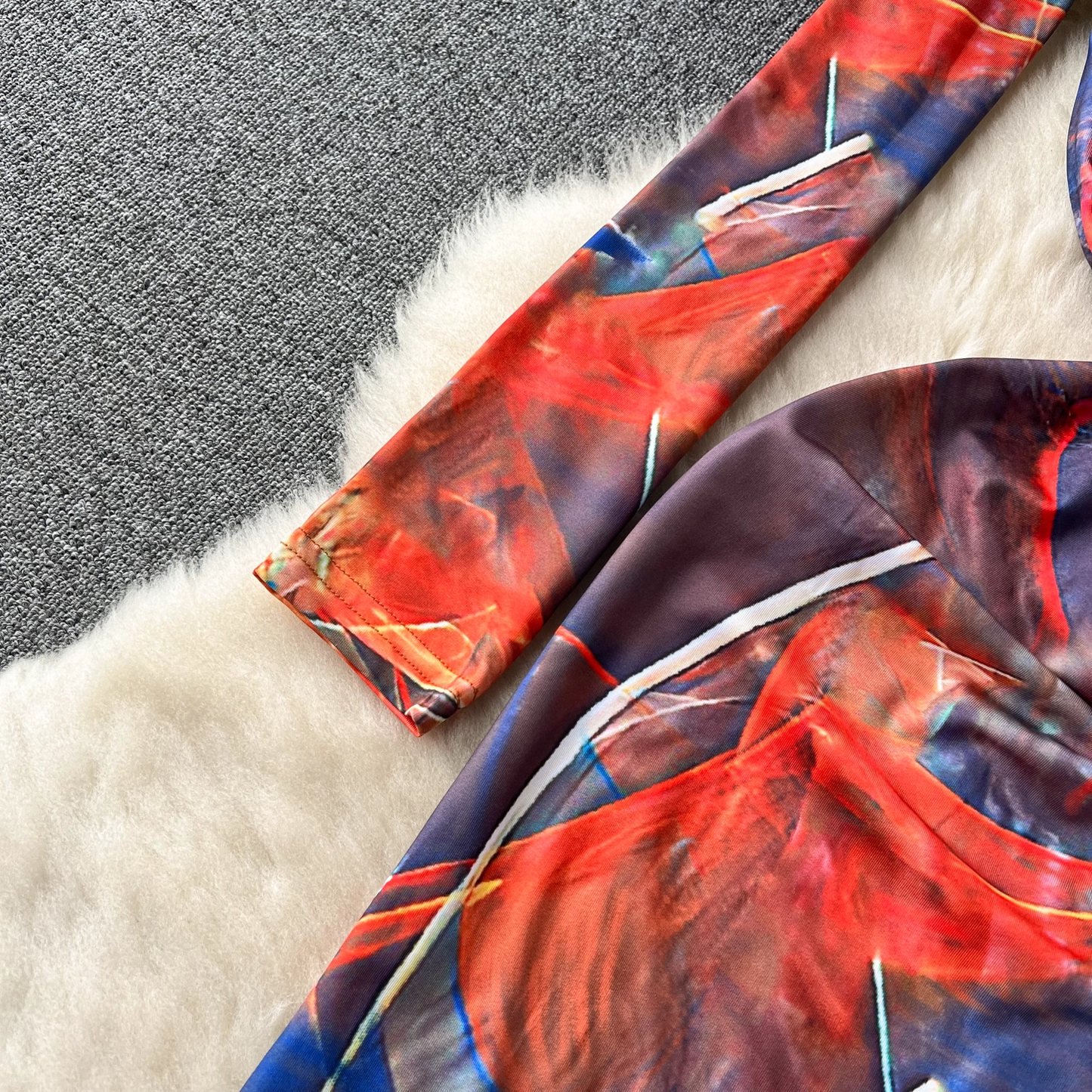 Long sleeve abstract print maxi dress with a fitted silhouette - View 7 | Lwiis