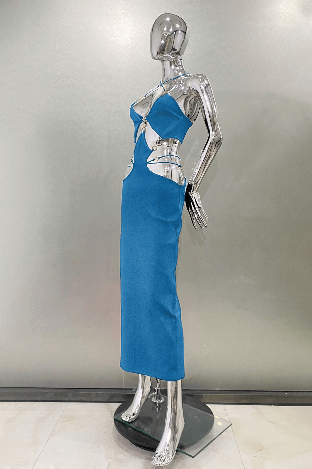 Fitted halter neck midi dress with cutout details - View 7 | Lwiis